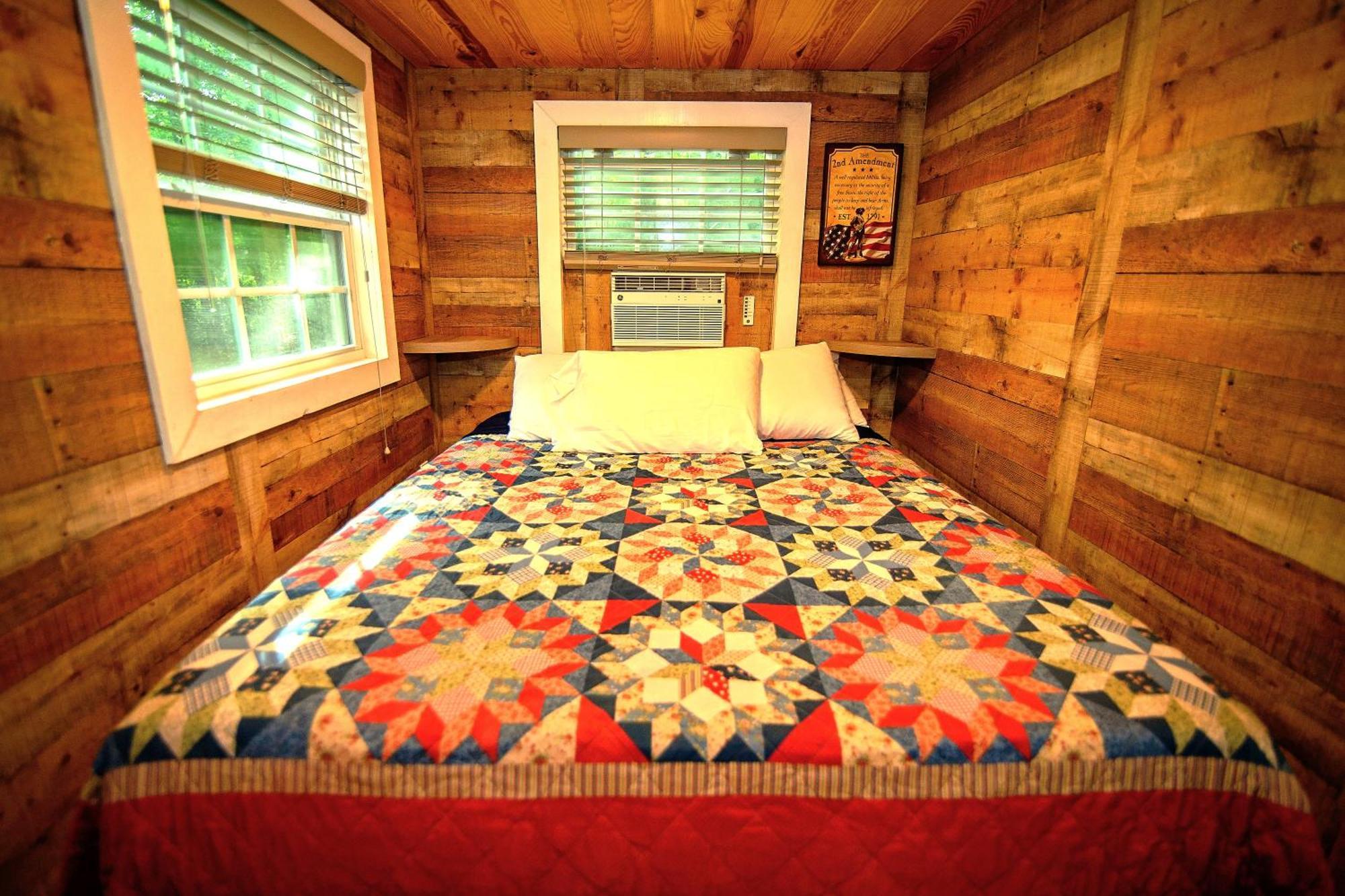 The Americana - Parker Creek Bend Cabins Мурфрисборо Экстерьер фото